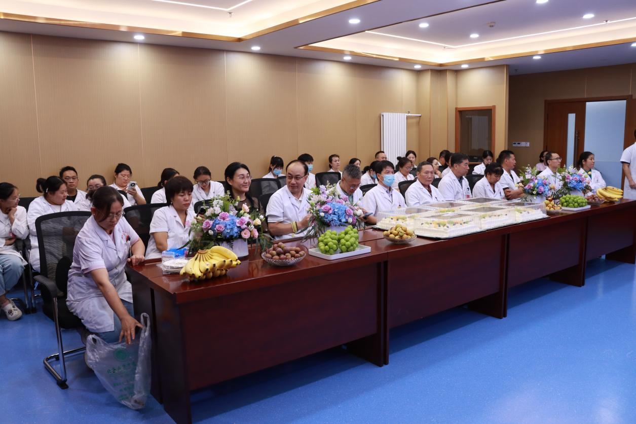 重温誓言 分享甜蜜：我院举行2025年中国医师节庆祝活动(图4)